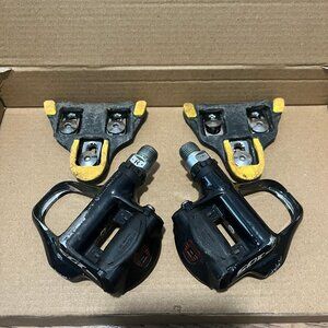 Shimano 105 PD-5700 Clipless Road Pedals Black & Silver With Cleats